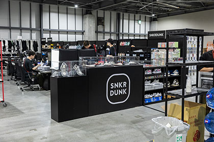 SODAの「スニダン」が物流拠点に鑑定研究所、偽造品対策を強化へ